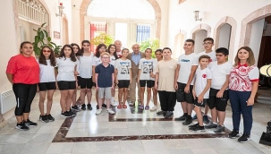 Görme engelli milli takım sporcuları Başkan Soyer'i ziyaret etti