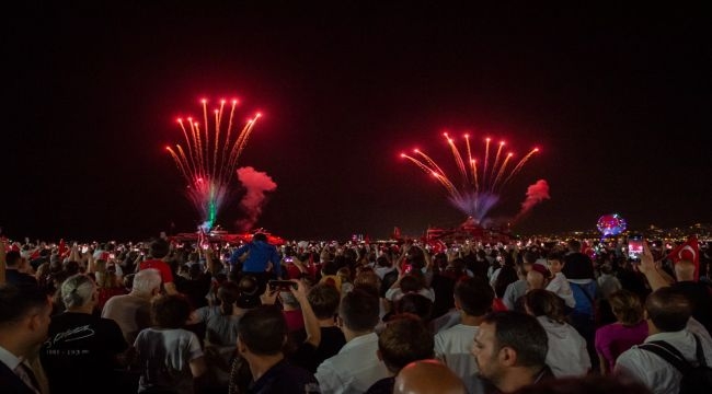 İzmir Cumhuriyet kutlamalarıyla adını tarihe yazdı