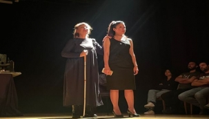 İzmir'de tiyatro şöleni yaşandı