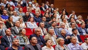Soyer, "İzmir Türkiye'ye yeni deniz feneri olmaya muktedir"