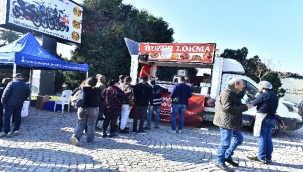 Büyükşehir şehitler için helva ve lokma dağıttı