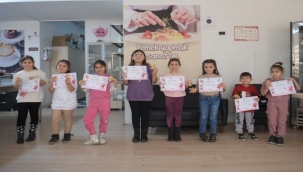 Minikler kurabiye yaptı