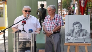 Usta Gazeteci İsmail Sivri Alsancak'taki Heykeli Önünde Anıldı
