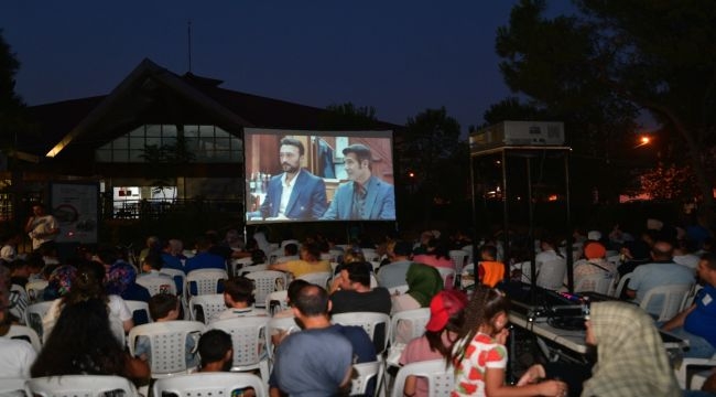 Bornova'da Açık Hava Sineması'yla gülmeye devam