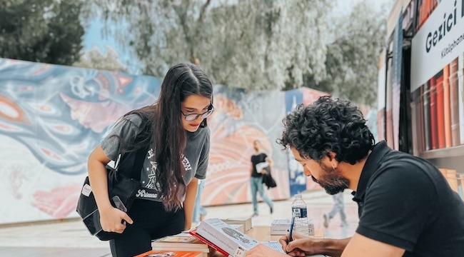 Gezici Kütüphane, Ege Üniversitesi Metro durağında