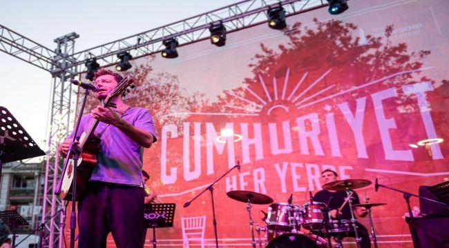 İzmir'de Cumhuriyet coşkusu başladı