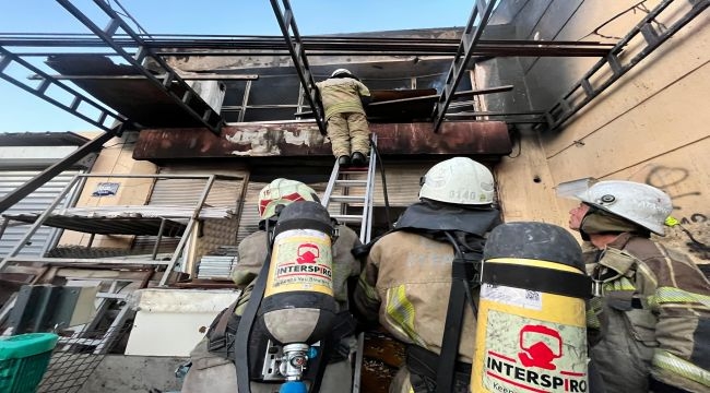 İzmir İtfaiyesi, Bornova'daki iş yeri yangınını kontrol altına aldı