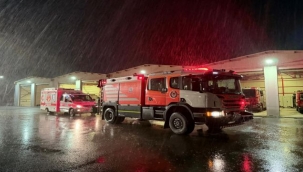 İzmir İtfaiyesi deprem sonrası destek için Sındırgı'da