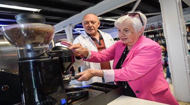 Torunlara kahve sözü: İleri yaş baristalar iş başında