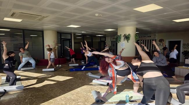 İzmirli gençler için yoga saati