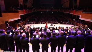 Bedia Akartürk'ten Büyükşehir korosuna yeni yıl sürprizi