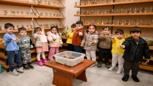 Bornova'da minik eller toprağa dokunuş