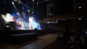 Dünyaca ünlü piyanist İzmir'de ayakta alkışlandı