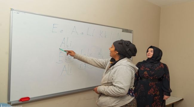 "Emojilerle konuşuyorduk, şimdi okuma yazma öğreniyoruz"