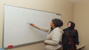 "Emojilerle konuşuyorduk, şimdi okuma yazma öğreniyoruz"