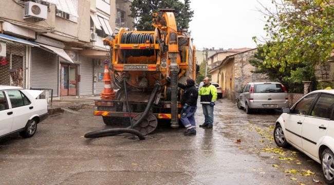 İzmir Büyükşehir Belediyesi ekipleri sağanak yağış ve fırtına nedeniyle seferber oldu
