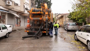 İzmir Büyükşehir Belediyesi ekipleri sağanak yağış ve fırtına nedeniyle seferber oldu