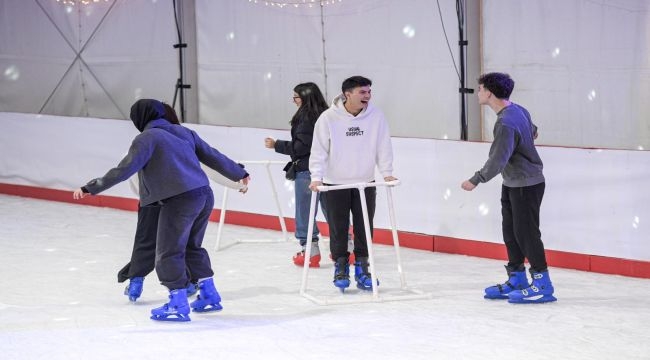 İzmir'de kışın keyfi buzda yaşanıyor