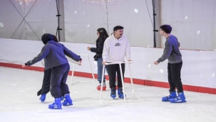 İzmir'de kışın keyfi buzda yaşanıyor