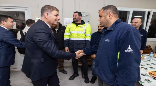 Başkan Tugay, mesaiye emekçi ile başladı