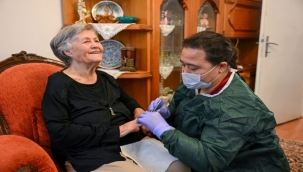 Bornova'da yaşlı ve engelliler evlerinde yalnız değil 