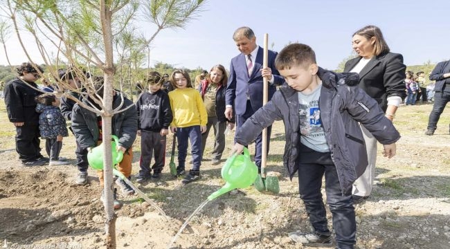 Başkan Tugay çocuklara verdiği sözü tuttu, fidanlar toprakla buluştu