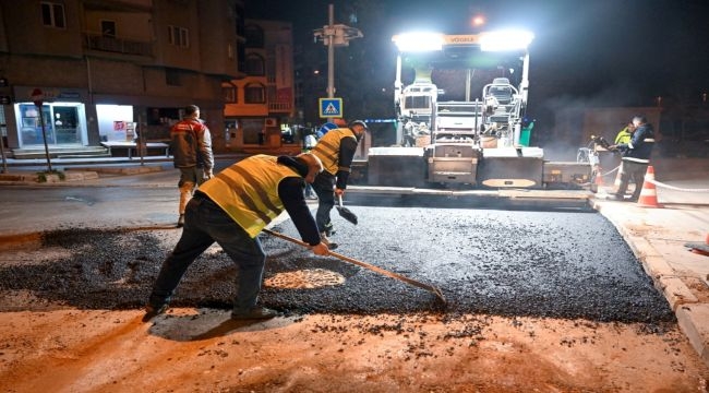 Bornova'da gece asfalt mesaisi