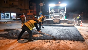 Bornova'da gece asfalt mesaisi
