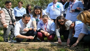 Minik eller doğaya umut ekti