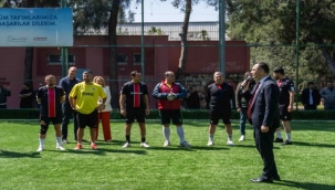 Bornova Belediyesi'nde dostluk sahaya taşındı