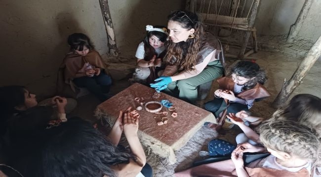 Bornova'da Minikler Taş Devri'ne yolculuk yaptı