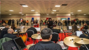 İzmir Metrosu'nu Cumhuriyet coşkusu sardı 
